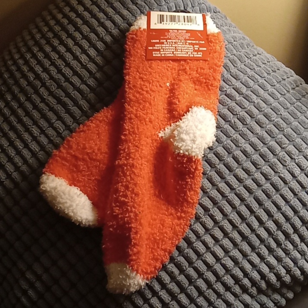 2 pair of fuzzy socks - Picture 5 of 5